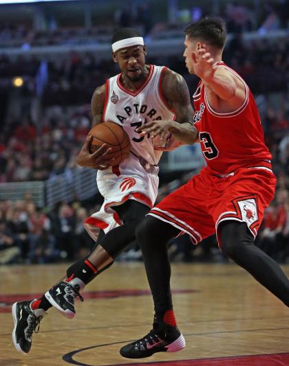 CHICAGO, IL - FEBRUARY 19: Terrence Ross #31 of the Toronto Raptors drives against Doug McDermott #3 of the Chicago Bulls at the United Center on February 19, 2016 in Chicago, Illinois. NOTE TO USER: User expressly acknowledges and agrees that, by downloading and or using the photograph, User is consenting to the terms and conditions of the Getty Images License Agreement. (Photo by Jonathan Daniel/Getty Images)