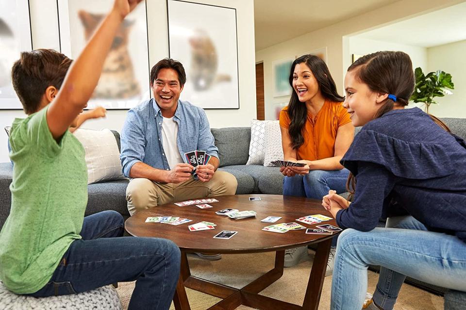 Familie spielt gemeinsam das Kartenspiel Phase 10