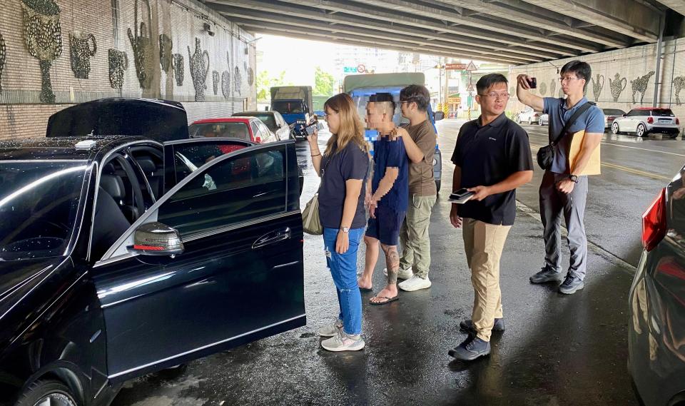 警方搜索逮捕詐團成員。（圖／翻攝畫面）