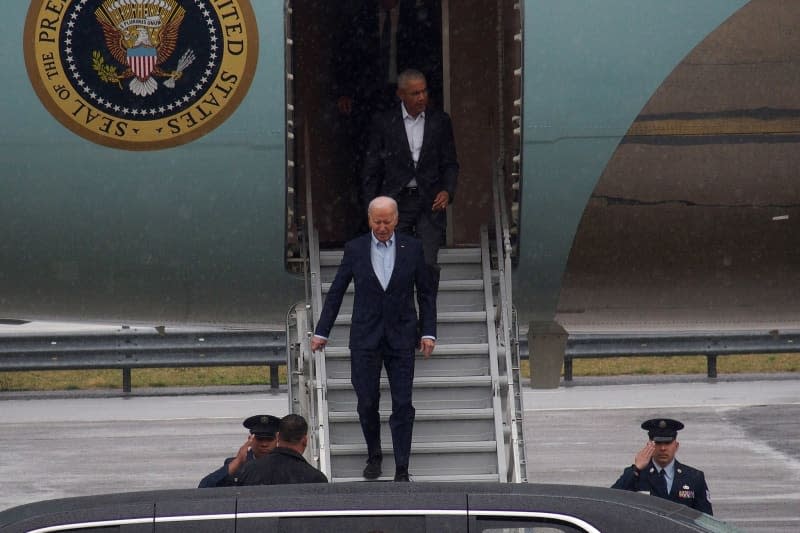 US President Joe Biden and former president Barack Obama arrive at John F. Kennedy International Airport. Biden travels to New York to hold a fundraiser event with former US Presidents Barack Obama and Bill Clinton. Bruce Cotler/ZUMA Press Wire/dpa