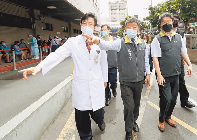 指揮官陳時中（中）10日視察部立台北醫院急診分流及兒童就醫綠色通道現況，與醫福會執行長王必勝（右）及台北醫院院長鄭舜平（左）討論細節。（鄭任南攝）