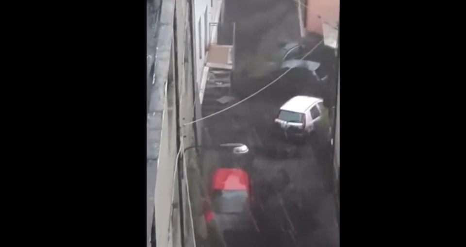 Campania, violenta alluvione: auto trascinate via da acqua e fango – VIDEO (Twitter)