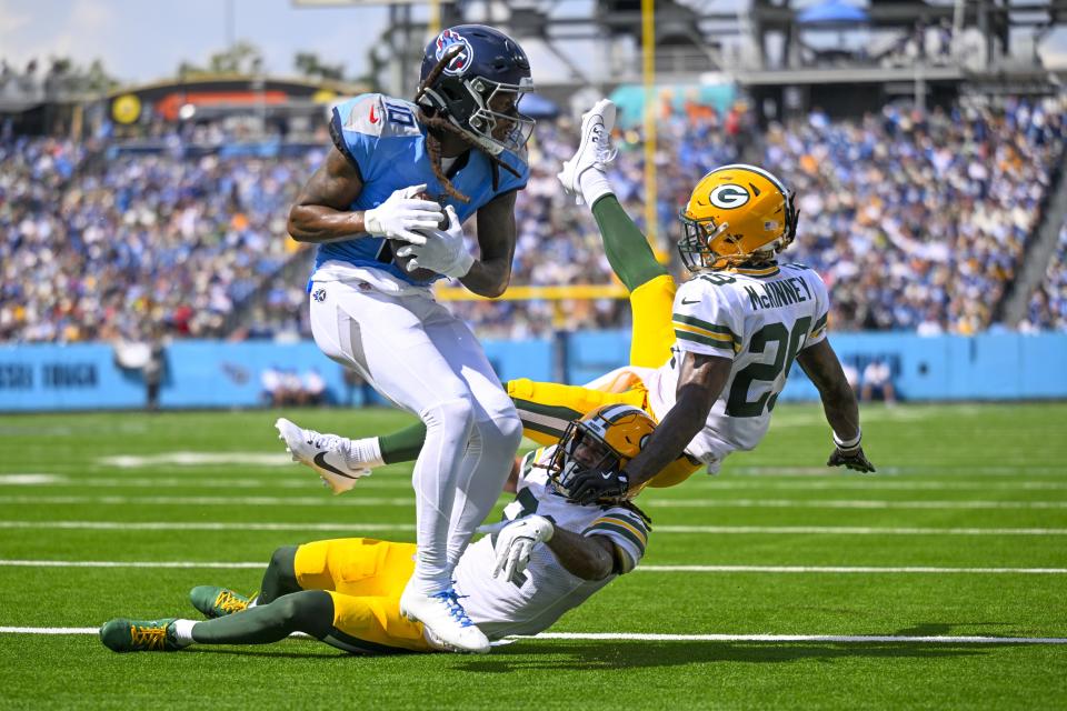 Tennessee Titans' DeAndre Hopkins gets past Green Bay Packers' Eric Stokes and Xavier McKinney for a touchdown catch during the second half of an NFL football game Sunday, Sept. 22, 2024, in Nashville, Tenn. (AP Photo/John Amis)