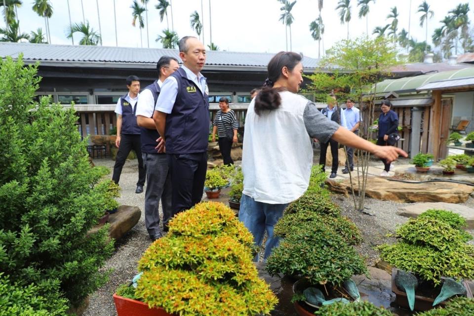 新住民黃淑云向移民署謝文忠主任祕書介紹餐廳園藝造景。（移民署提供）