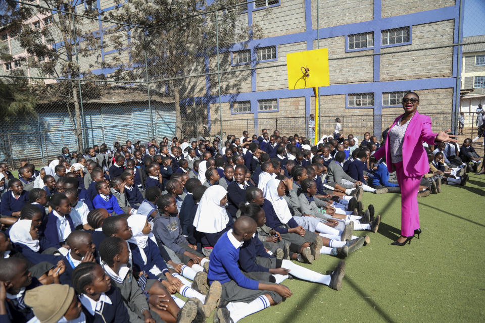 La senadora keniata Gloria Orwoba, de pie, habla frente a decenas de niñas en la escuela primaria del Centro Comunitario de Mukuru, para explicarles la necesidad de hablar abiertamente sobre la menstruación a fin de poner fin a la llamada vergüenza del período, el martes 7 de marzo de 2023 en el barrio de Mukuru en las afueras de Nairobi, Kenia. (AP Foto/Brian Inganga)