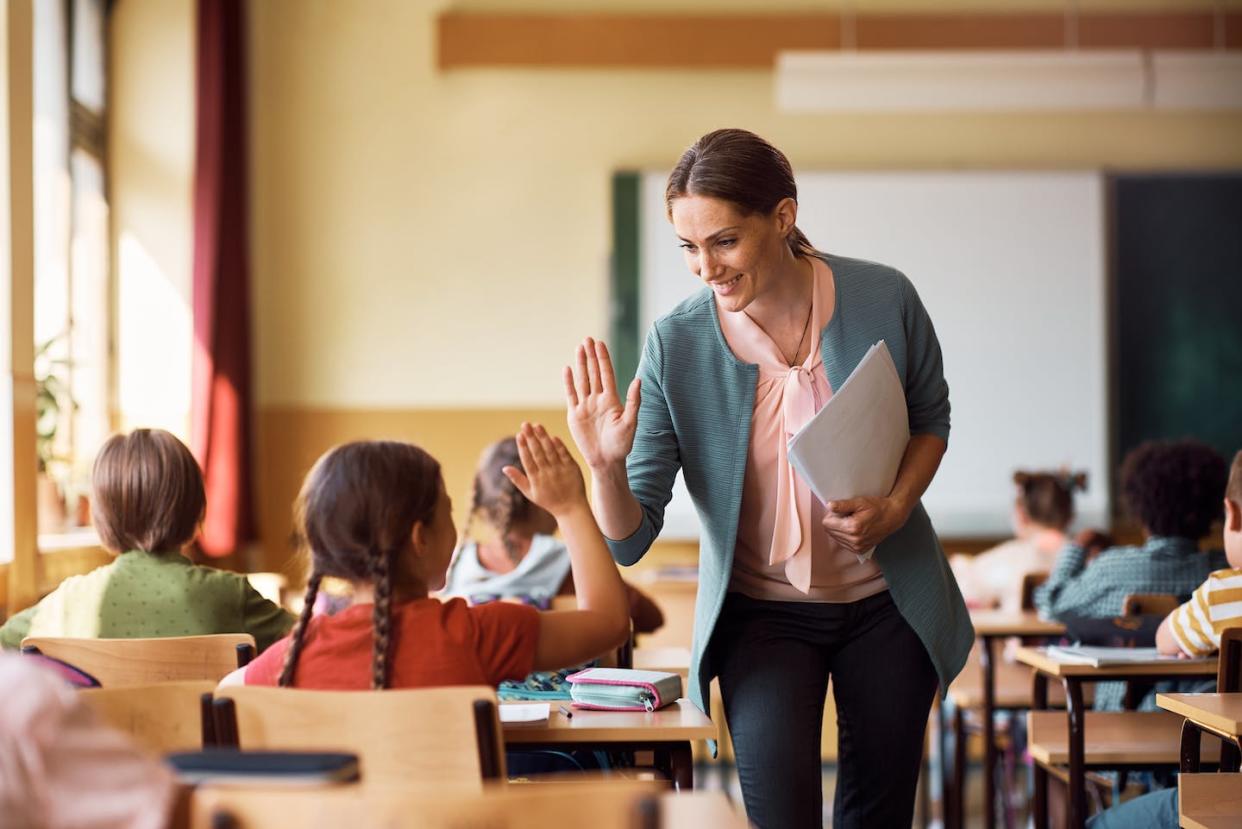 <a href="https://www.shutterstock.com/es/image-photo/happy-elementary-school-teacher-giving-highfive-2183363749" rel="nofollow noopener" target="_blank" data-ylk="slk:Shutterstock / Drazen Zigic;elm:context_link;itc:0;sec:content-canvas" class="link ">Shutterstock / Drazen Zigic</a>