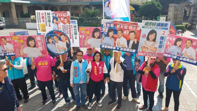 ▲高雄第四選區國民黨立委候選人陳若翠指控，民進黨候選人林岱樺宣傳皮卡竟意圖衝撞陳若翠競總名譽主委、前高雄市副議長張瑞德及三名助選人員，要求林岱樺出面道歉負責。（圖／陳若翠競總提供）