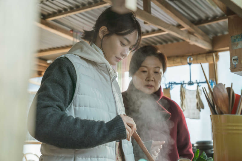 片中在美國當教授的申敏兒，回到老家經營家常菜餐館。（圖／車庫提供）