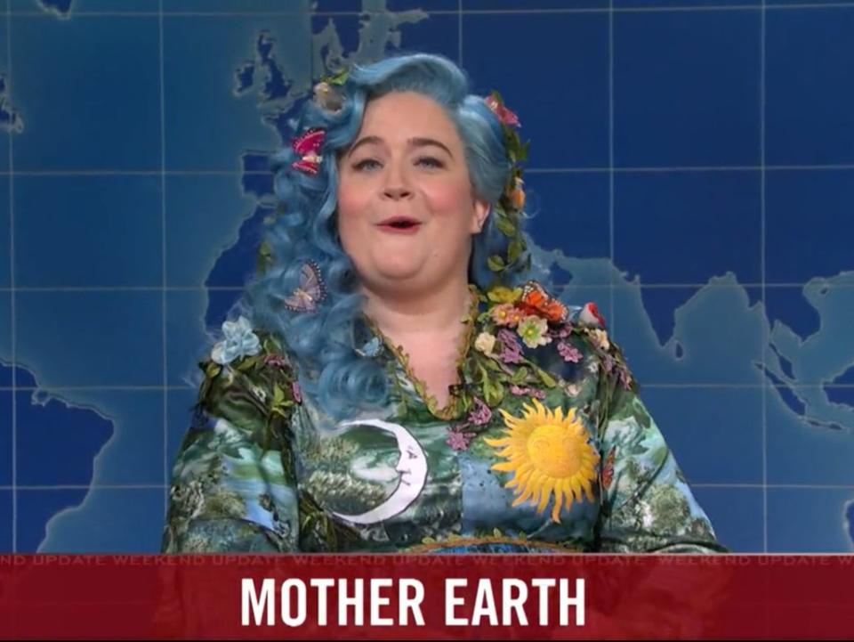 Aidy Bryant as ‘Mother Earth’ on Saturday Night Live, 20 November 2021 (Twitter/nbcsnl)