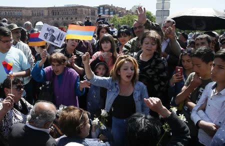 Opposition supporters gather before a ceremony to commemorate the 103rd anniversary of mass killing of Armenians by Ottoman Turks, in central Yerevan, Armenia April 24, 2018. REUTERS/Gleb Garanich