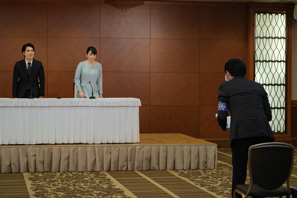 La princesse Mako, nièce de l'empereur du Japon, donne une conférence de presse pour annoncer son mariage avec Kei Komuro au Grand Arc Hotel à Tokyo le 26 octobre 2021