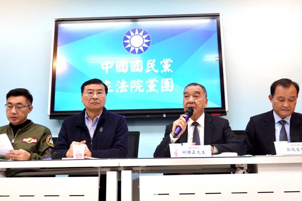 國防部長邱國正28日拜會國民黨立法院黨團，說明「兵役延長一年」案，並與黨團總召曾銘宗等人交換意見。（姚志平攝）