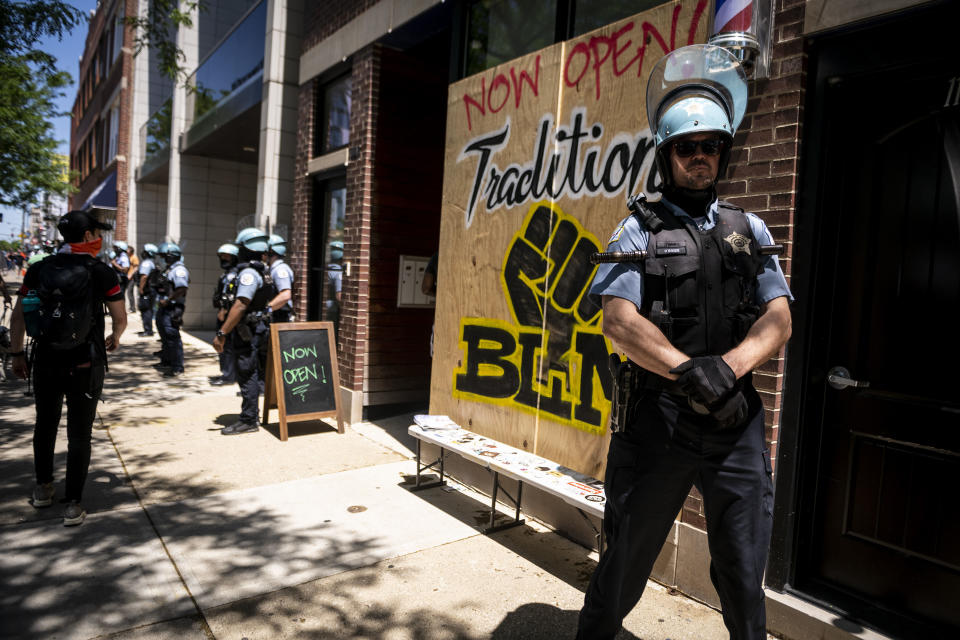 A police officer stands by the entrance to a barber shop during a protest over the death of George Floyd in Chicago, the United States, June 6, 2020. (Chris Dilts/Xinhua via Getty Images)