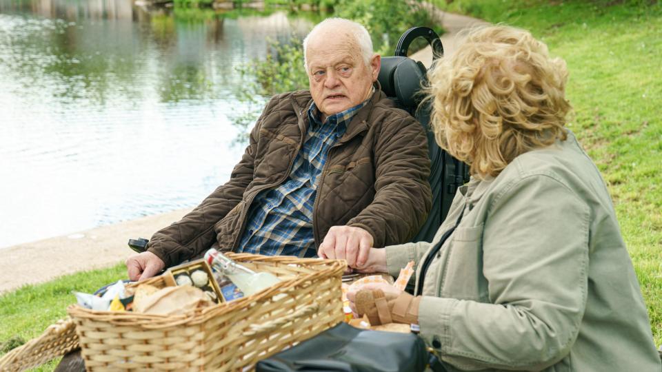 Jan and Gethin have a picnic by the waterside in Casualty