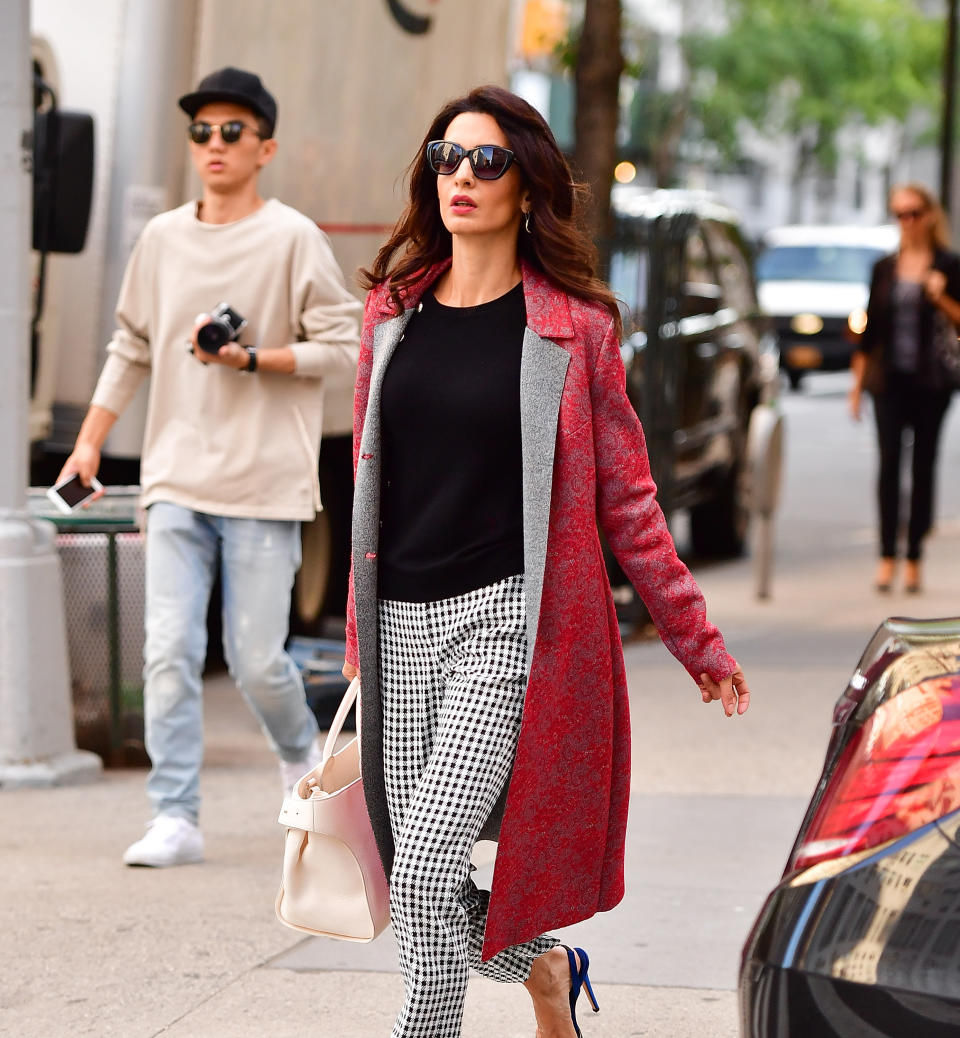 Amal Clooney mit einer eleganten Vichy-Hose. (Bild: Getty Images)