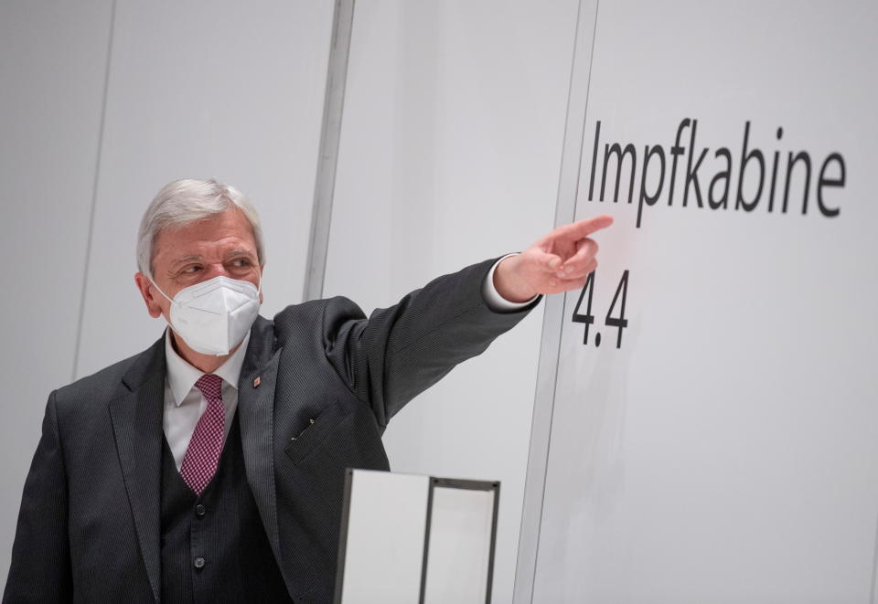 Hessens Ministerpräsident Volker Bouffier besucht ein Corona-Impfzentrum (Bild: Boris Roessler/Pool via REUTERS)