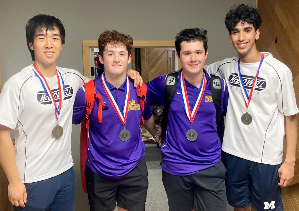 Eric Cui de McDowell, a la izquierda, y Krish Jain, a la derecha, se hacen a un lado de los hermanos John y Owen Sinnott de Erie High después de la final del miércoles del torneo de tenis de dobles masculino Clase 3A del Distrito 10 en Westwood Racquet Club.  Cui y Jain repitieron como campeones con un emocionante triunfo por 6-7 (7-4), 7-5, 7-5 en un partido que duró más de dos horas y media.