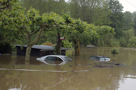 Thousands evacuated as floods batter Paris region