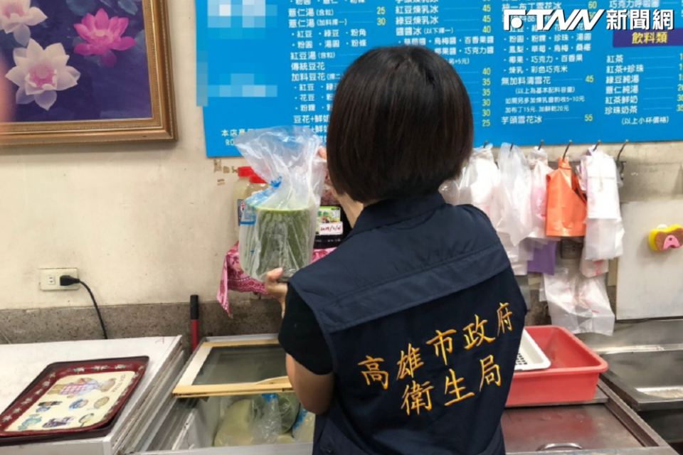 衛生局在接獲投訴後到該冰店展開稽查行動，發現店家的衛生情況果然不盡理想。（圖／高雄市政府衛生局提供）