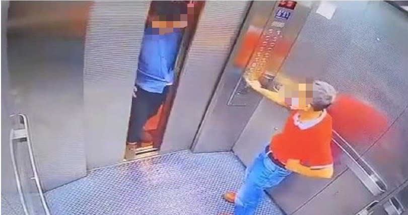 8旬老翁搭電梯，不慎夾到一名25歲男子。（圖／翻攝自記者爆料網）