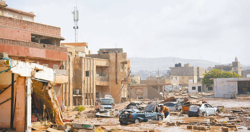 利比亞東部因颶風襲擊釀洪災，至少5300人罹難、逾萬人失蹤。圖為在洪水後的德納市。（圖／新華社）