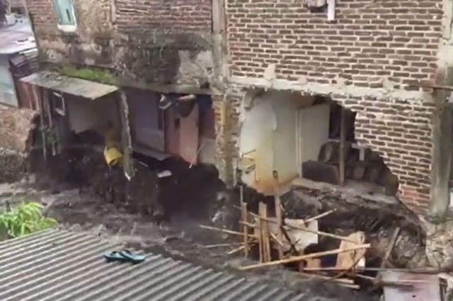 Surging river causes houses to collapse in Indonesia