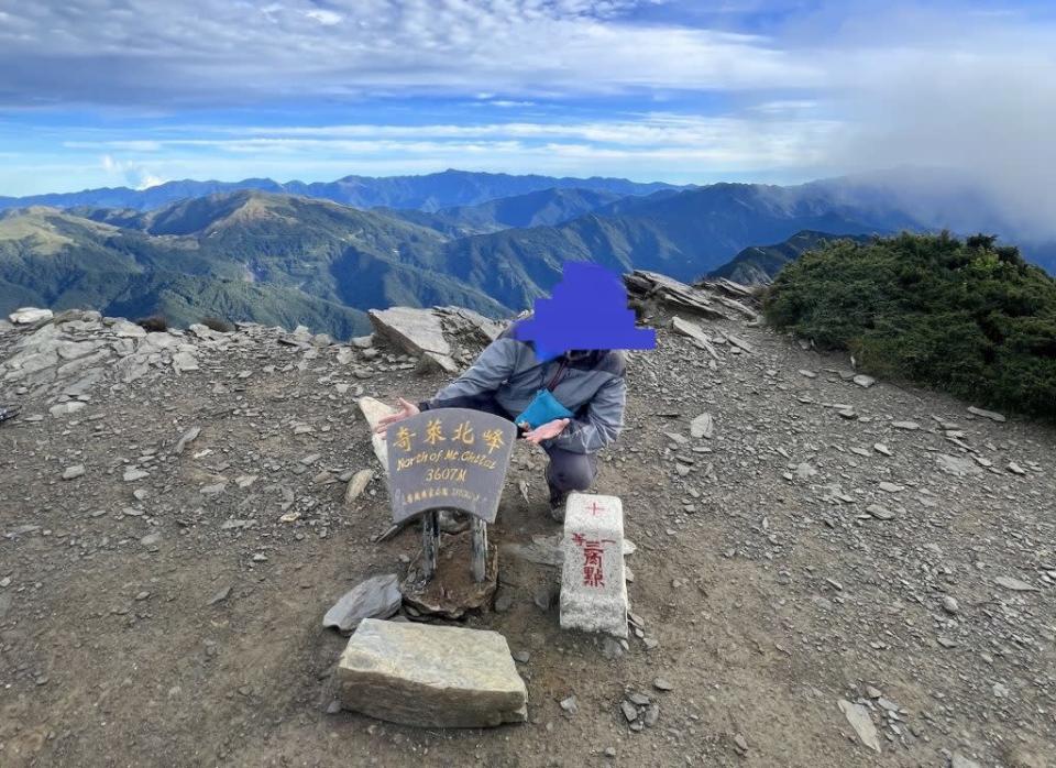 太魯閣國家公園奇萊北峰山頂名牌疑遭破壞。(太管處提供)