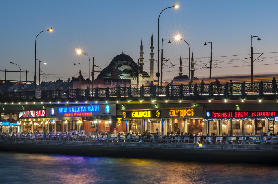 El puente de Gálata, de 490 metros, fue construido en 1994 en el mismo lugar en el que antiguamente existía otra pasarela que permitía cruzar el Cuerno de Oro. Es utilizado de forma habitual tanto por los ciudadanos de Estambul como por los turistas, ya que en su nivel inferior cuenta con infinidad de cafés y restaurantes. (Foto: Getty Images).