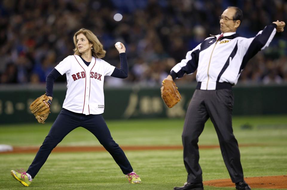 U.S. Ambassador to Japan Caroline Kennedy (L) and Japan's legendary baseball player Sadaharu Oh throw out the ceremonial first pitches before an exhibition baseball game between U.S. Major League Baseball (MLB) All-Stars and Japan in Tokyo November 14, 2014. REUTERS/Toru Hanai (JAPAN - Tags: SPORT BASEBALL POLITICS)