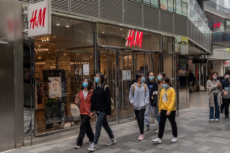 La gente pasa frente a una tienda de H&M; en Pekín el 5 de abril de 2021