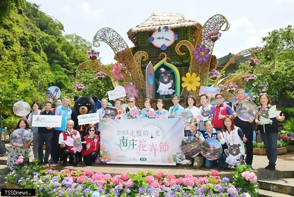 南庄花卉節今（二十九）日登場大型花卉裝置藝術迎賓，歡迎大家前來渡假賞花。（記者江乾松攝）