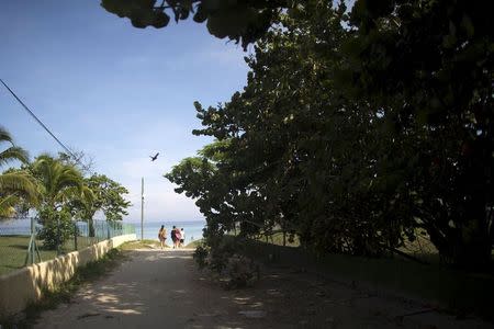 Tourists walk to the beach in Varadero, Cuba, August 26, 2015. REUTERS/Alexandre Meneghini