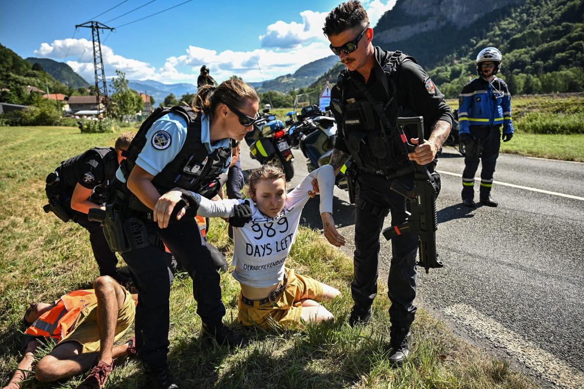 Le Tour de France 2022 en proie à des militants du climat bloquant le cours pendant l’étape 10