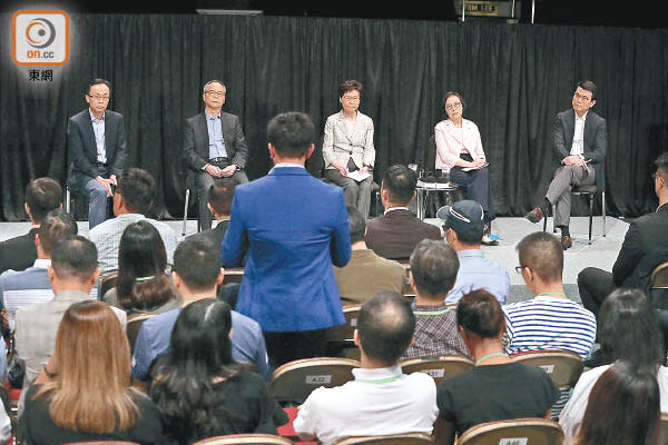 多名市民指摘林鄭月娥（後排中）管治無能，令香港天怒人怨。（羅錦鴻攝）