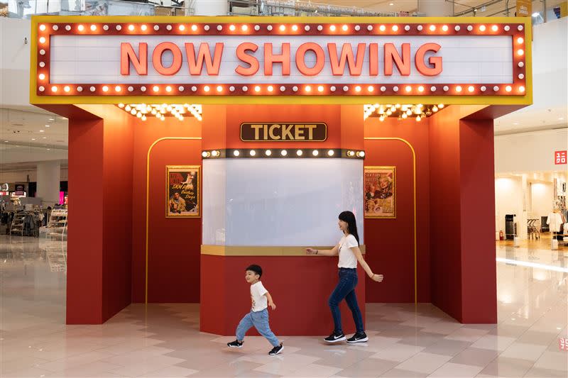 SKM Park Outlets 高雄草衙中央廣場大型美式造景「NOW SHOWING」以百老匯劇園售票入口造景。（圖／品牌業者提供）