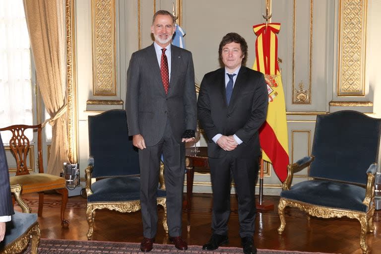 Esta fotografía tomada y publicada por la Casa Real española, Casa Real, el 9 de diciembre de 2023 muestra al rey Felipe VI de España posando para fotografías con el presidente electo de Argentina, Javier Milei, en Buenos Aires, en vísperas de su juramento