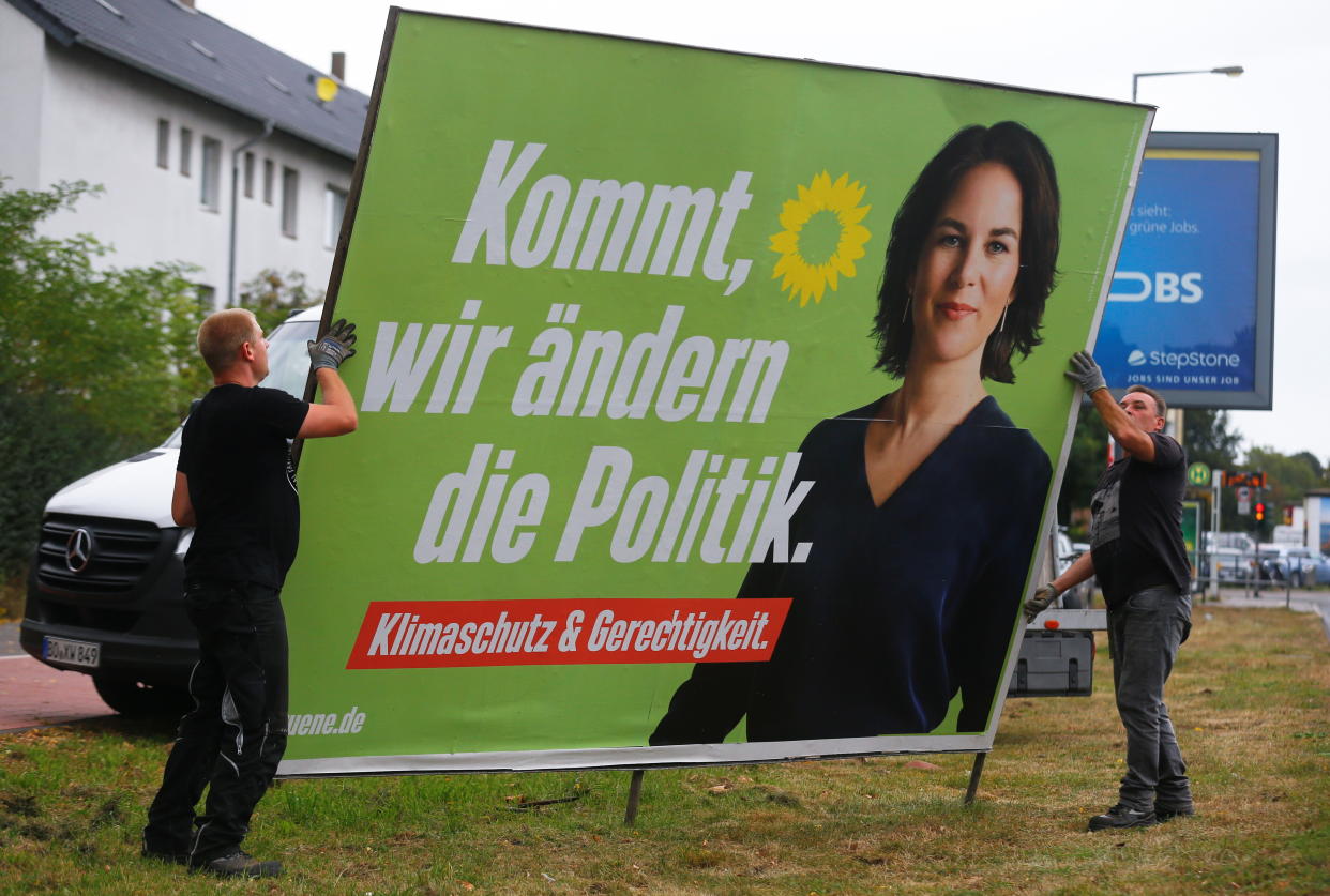 Abbau eines Wahlplakats der Grünen in Köln nach der Bundestagswahl 2021 (Bild: REUTERS/Thilo Schmuelgen)