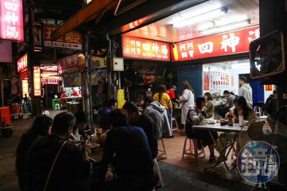 位於台北市承德路、民生西路口的阿桐阿寶四神湯，鄰近林森北路夜生活繁華的區域，越晚生意越好。