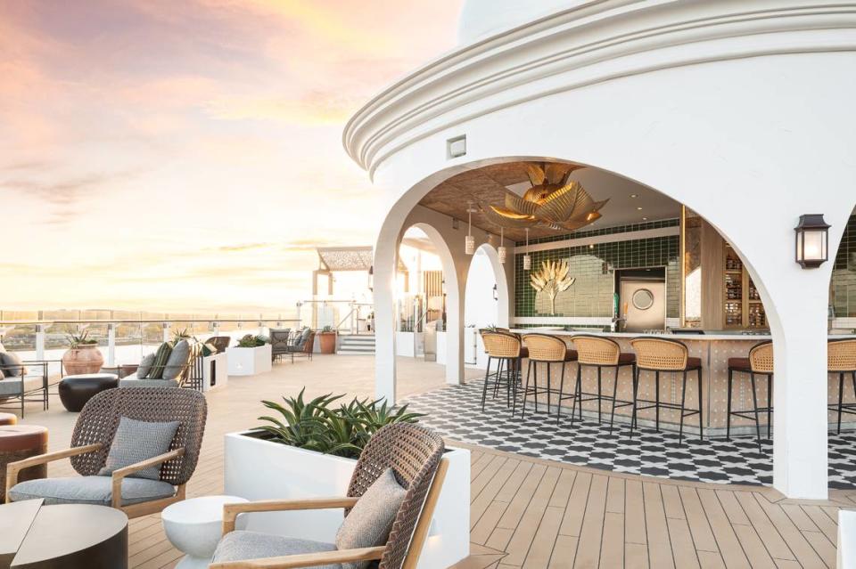 El Sunset Bar, creado por el diseñador celebrity Nate Berkus, ofrece una vibra marroquí y se pueden degustar tapas en un ambiente chic. 