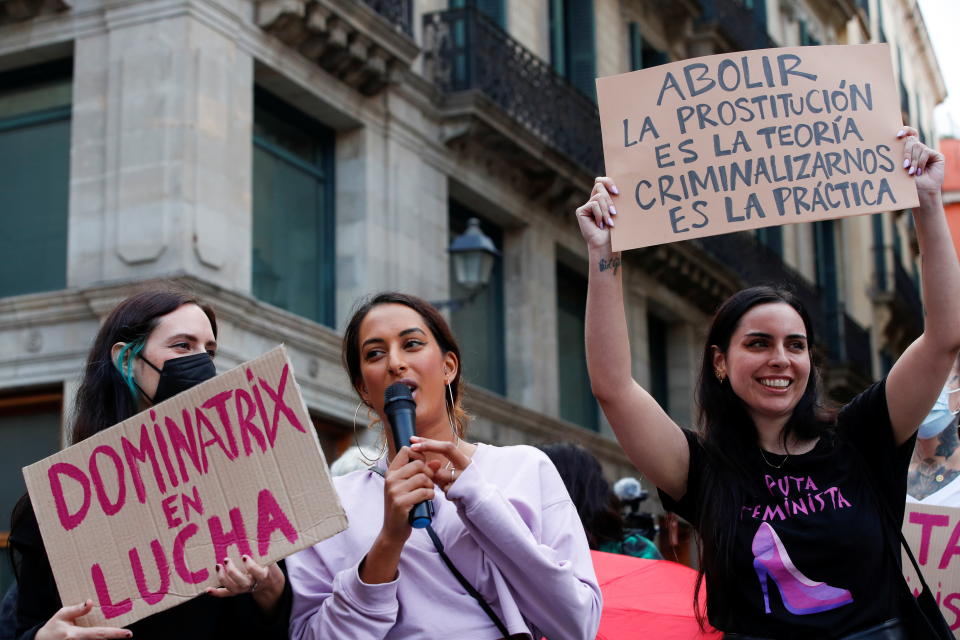 Frauen demonstrieren in Barcelona gegen ein Sexarbeitsverbot auf gewissen Plätzen der Stadt im Jahr 2021 (Bild: REUTERS/Albert Gea)