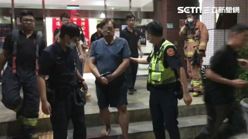 許男遭逮後，聲稱身體不適，由員警戒護就醫。（圖／翻攝畫面）