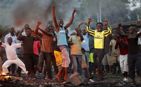 Protestors chant anti-government slogans as they clash with riot police during a protest against Burundi's ruling party's decision to allow President Pierre Nkurunziza to run for a third five-year term in office, in the capital Bujumbura, April 27, 2015. REUTERS/Thomas Mukoya