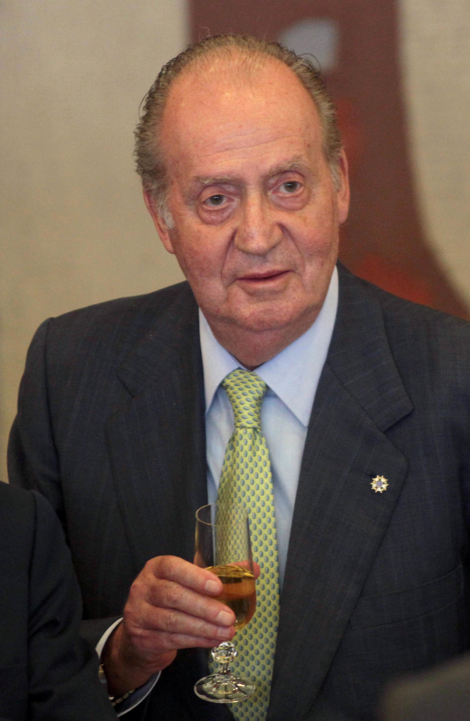 Spain's King Juan Carlos, toasts during a lunch with businessmen in the Itamaraty palace, in Brasilia, Brazil, Monday, June 4, 2012. King Juan Carlos in on a one-day visit to Brazil. (AP Photo/Eraldo Peres)