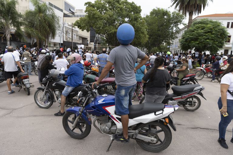 Desde la llegada del equipo a Santiago del Estero los hinchas están apostados en el hotel Hilton Garden
