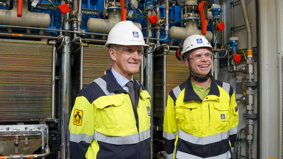 Yara's CEO and President, Svein Tore Holsether and Norwegian Prime Minister, Jonas Gahr Støre touring Yara's renewable hydrogen plant