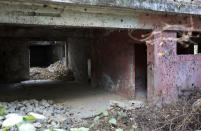 Esta fotografía del jueves 16 de febrero de 2017, muestra las ruinas en las que se encuentra el otrora famoso complejo turístico Habitation Lecler en Puerto Príncipe, Haití. Entre estas ruinas, un grupo de niños y niñas abandonados encontraron refugio pero casi nada para sobrevivir. Víctimas de su desesperación, estos menores fueron atraídos a una red sexual infantil por cascos azules de la ONU. En agosto de 2007, la ONU recibió denuncias de “interacciones sospechosas” entre soldados de Sri Lanka y menores Haitianos, lo que suscitó que emprendiera una investigación sobre el asunto. (AP Foto/Dieu Nalio Chery)