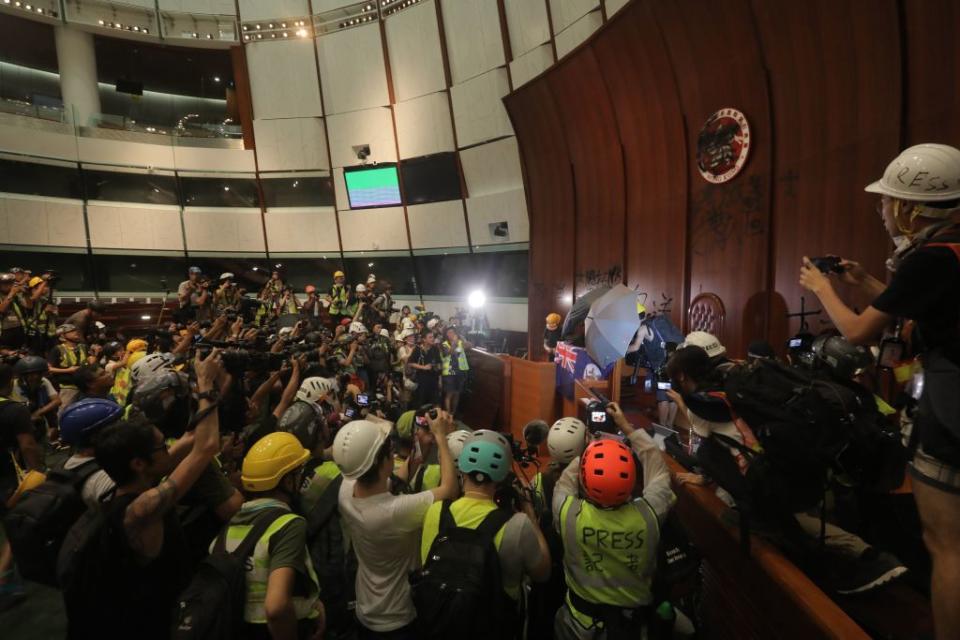 示威者進入立法會會議廳，並衝上主席台。（攝影：VIVEK PRAKASH/AFP/Getty Images）