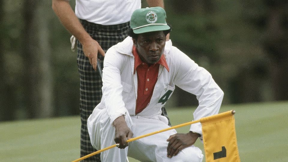 Beard helps Zoeller line up a putt at the 1979 Masters. - Heinz Kluetmeier/Sports Illustrated/Getty Images