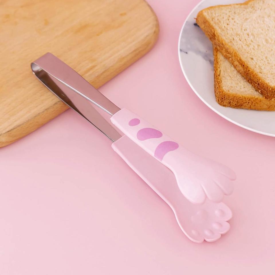 Kitchen Cooking Tong Cute Cat Paw Shape (M-Pink). (Photo: Amazon SG)