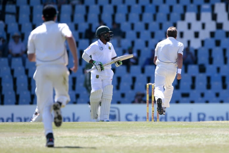 New Zealand bowler Neil Wagner (R) celebrates the dismissal of South African batsman Themba Bavuma (C) during the second day of the second Test in Centurion, South Africa on August 28, 2016